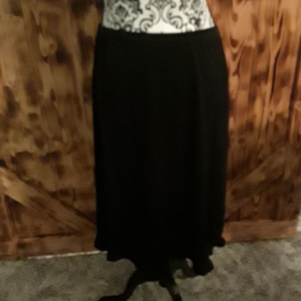 Cherokee Size L Black Skirt With Ruffle
